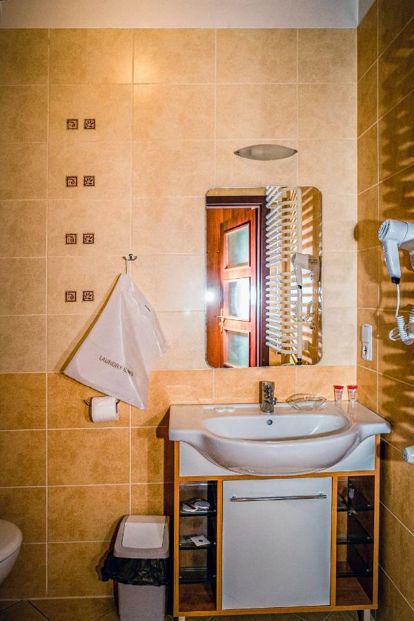 Hotel Hellada Kielce Bagian luar foto