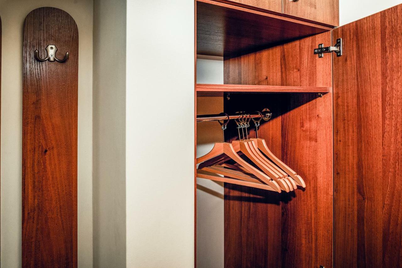 Hotel Hellada Kielce Bagian luar foto
