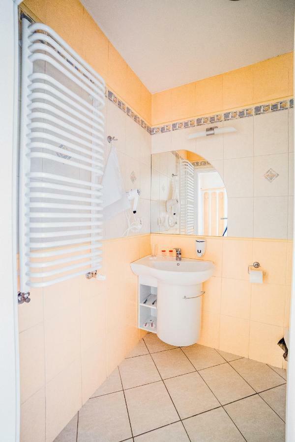 Hotel Hellada Kielce Bagian luar foto