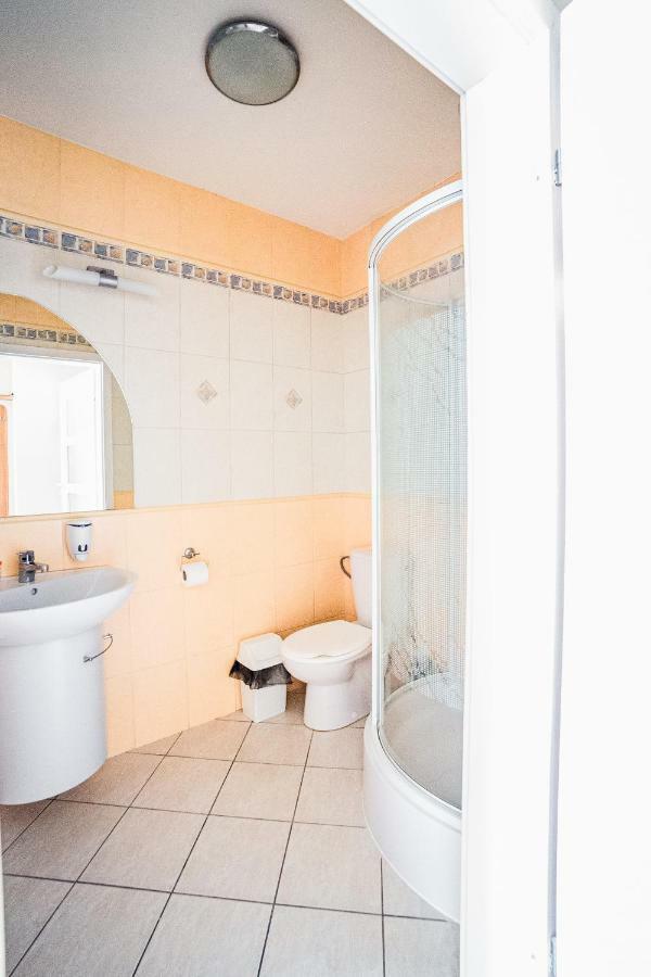 Hotel Hellada Kielce Bagian luar foto
