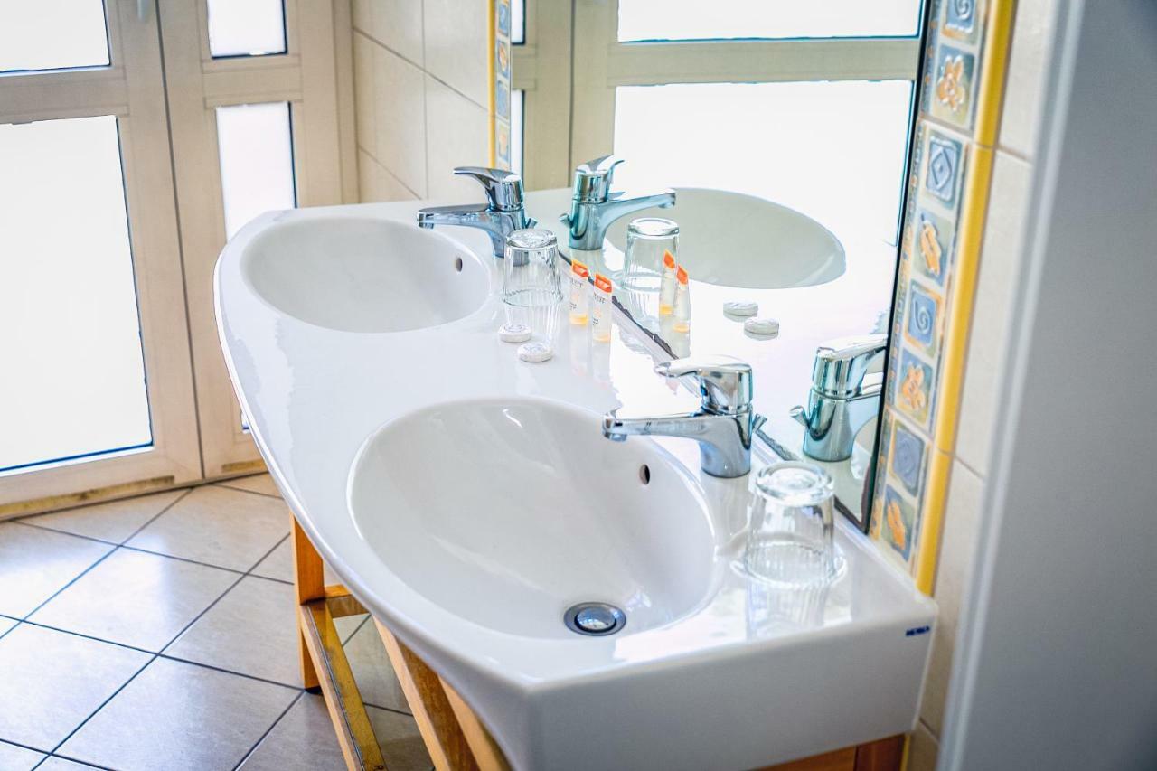 Hotel Hellada Kielce Bagian luar foto